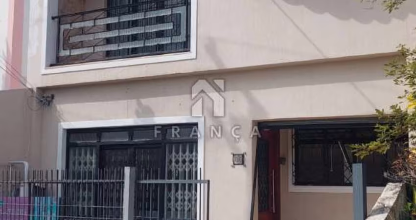 *Casa Comercial no centro de Jacareí*  Ótima oportunidade de espaço comercial no coração da cidade. Com 8 salas amplas e climatizadas, ideal para clínicas, mas também adaptável a diversos segmentos co