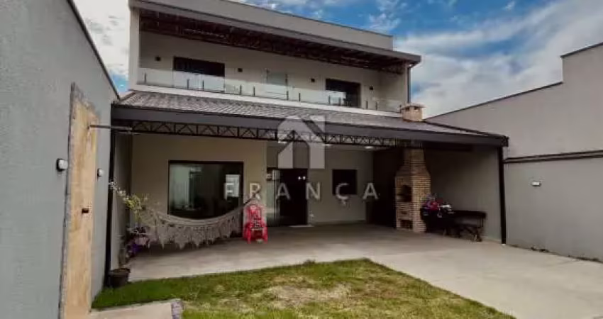 Sobrado no villa branca - 2 suítes, espaço gourmet e amplo terreno.