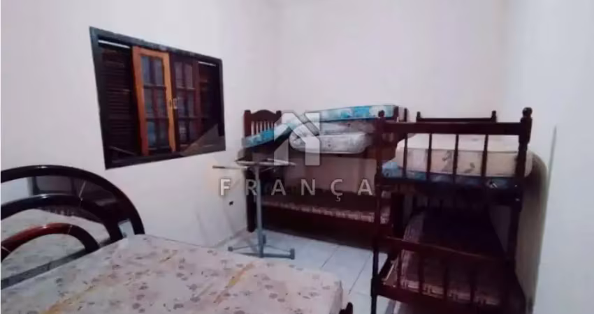 Casa a 650m da praia martim de sá, terreno amplo com casa individual!