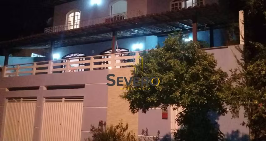 Casa em Condomínio fechado com 4 quartos