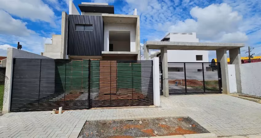 Sobrado 3 dormitórios sendo uma suíte com closet em Santa Felicidade!