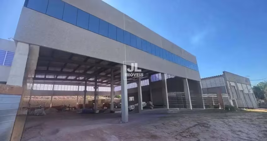 Aluguel de galpão industrial de alto padrão no centro de jarinu-sp: 1 sala, 3 banheiros, 2 vagas e 667,68m² de área.