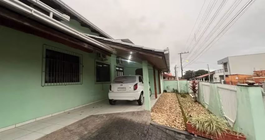 Linda casa averbada à venda no bairro Armação, em Penha! 1 suíte + 4 quartos, ótimo espaço e localização privilegiada