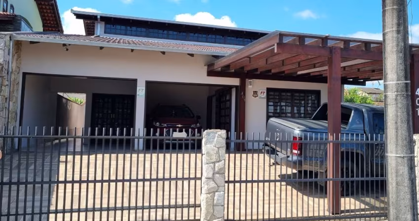 Casa com Piscina e Averbada localizado no bairro Floresta.