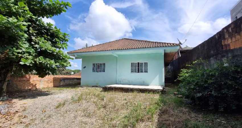 Casa muito bem localizada próxima a escolas e mercado localizada no bairro João Costa!