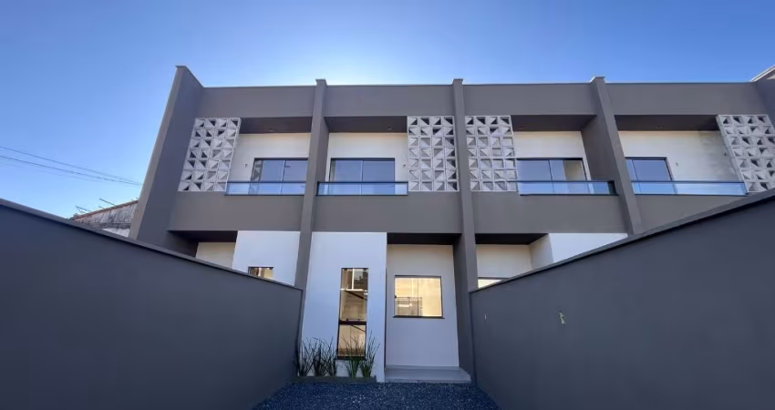 Lindo sobrado geminado com 2 suítes para venda no bairro Iririú