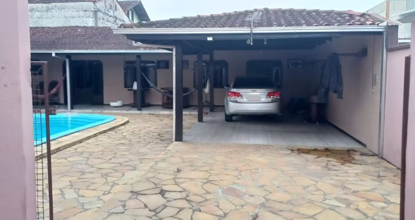 Casa semi mobiliada com piscina no bairro Boemerwald