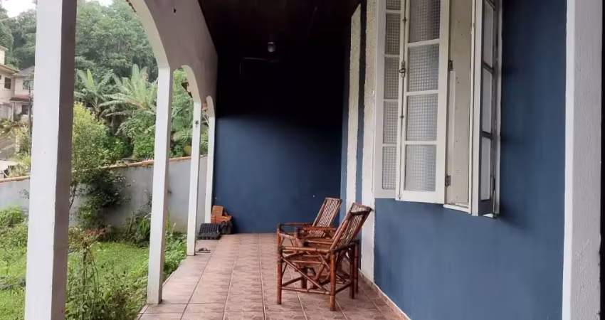 Casa ampla em fase de averbação, de alvenaria, em terreno alto, livre de alagamentos no bairro petrópolis!