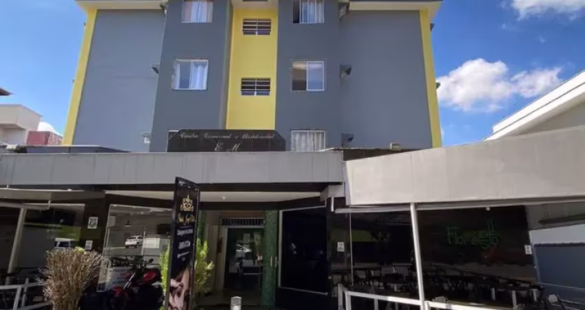 Alugo linda sala comercial recém reformada em galeria com excelente localização no bairro glória