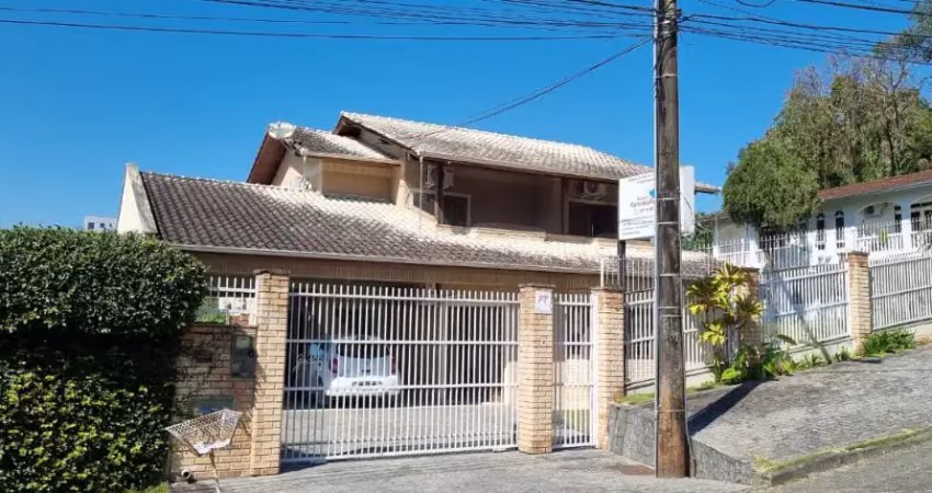 Casa comercial com 354m² pronta para sua empresa ou investimento localizado no bairro anita garibaldi.
