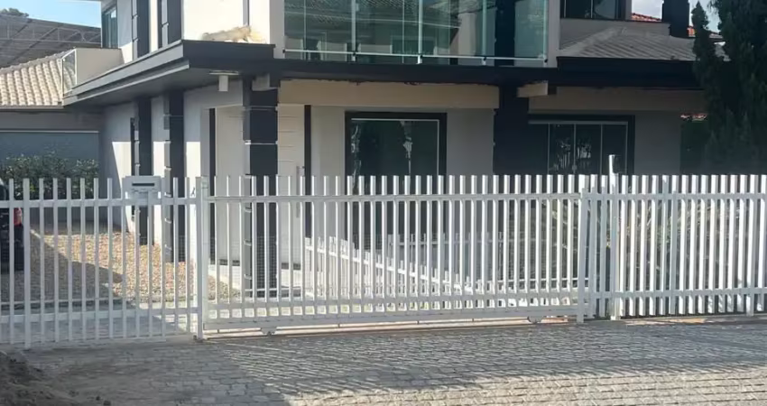 Casa com 3 suítes piscina moveis sob medida localizado no bairro iririu.