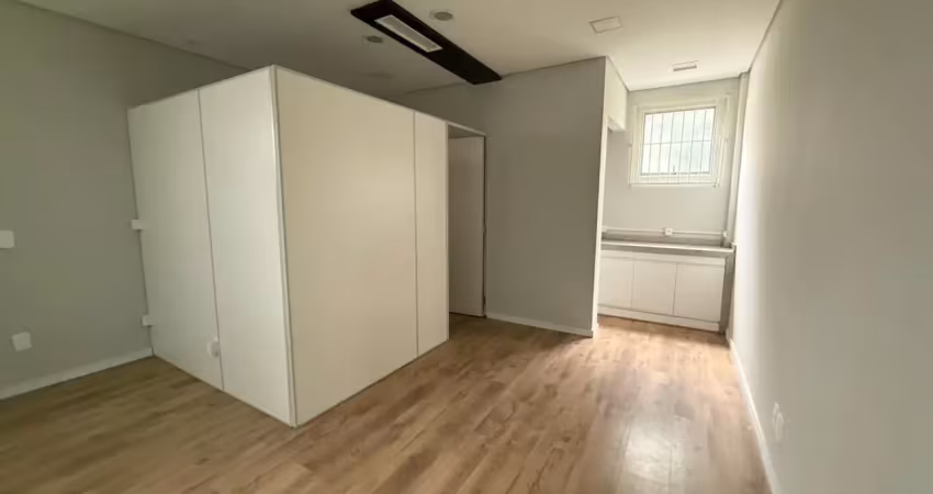 Alugo lindíssima sala comercial em galeria com excelente localização no bairro glória