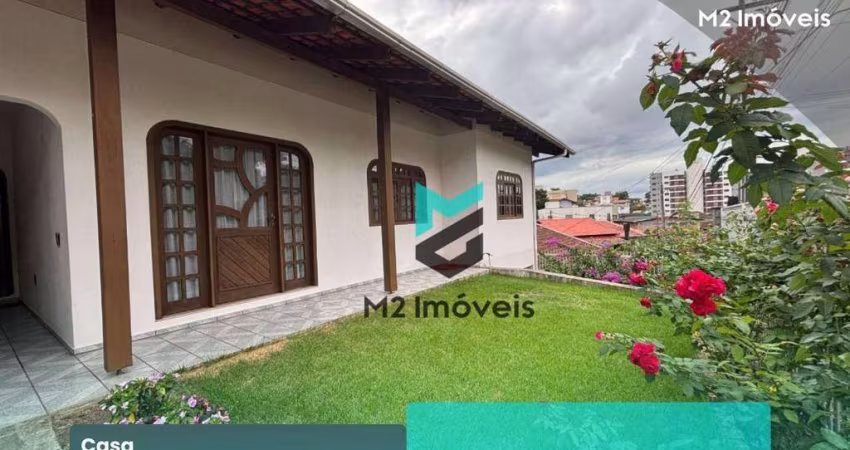Surpreenda-se com esta casa PLANA no bairro Água Verde, com 3 quartos, suíte, churrasqueira a carvão e um gramado gigantesco nos fundos!   DIFERENCIAI