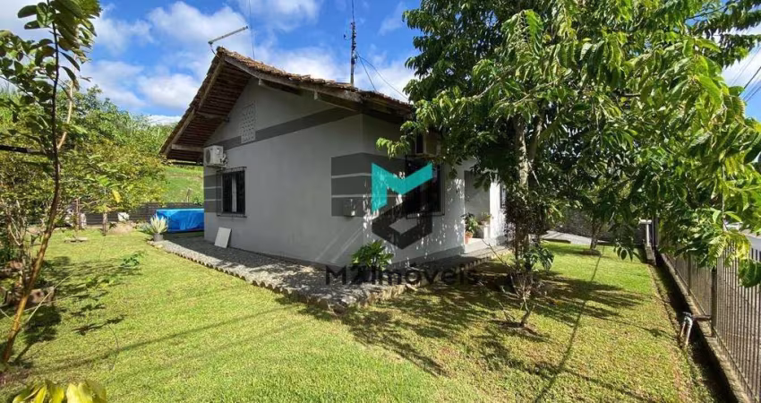CASA PLANA COM 3 DORMITÓRIOS E COM AMPLO TERRENO
