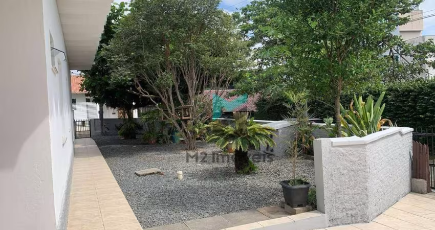 Seu refúgio térreo: Casa plana com jardim e muito verde