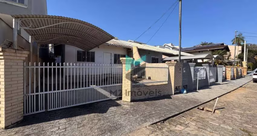 Casa com 3 quartos, totalmente plana no bairro velha!