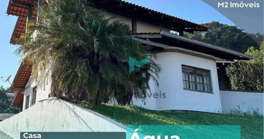 Amplo, aconchegante e bem localizado – descubra este lar na água verde