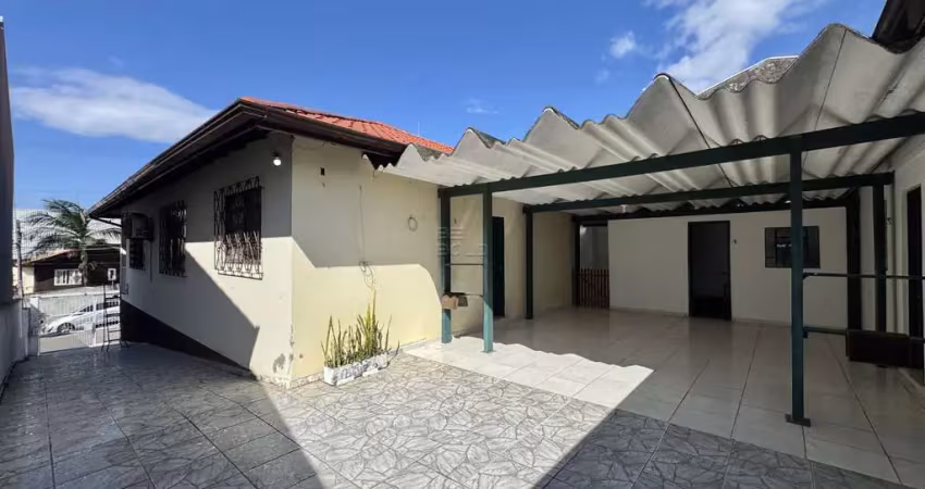 Casa com 3 quartos à venda na Rua Campolino Alves, 956, Abraão, Florianópolis