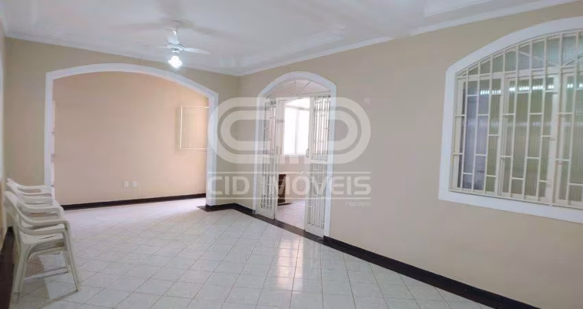 Casa com 4 quartos e piscina no bairro Áreas