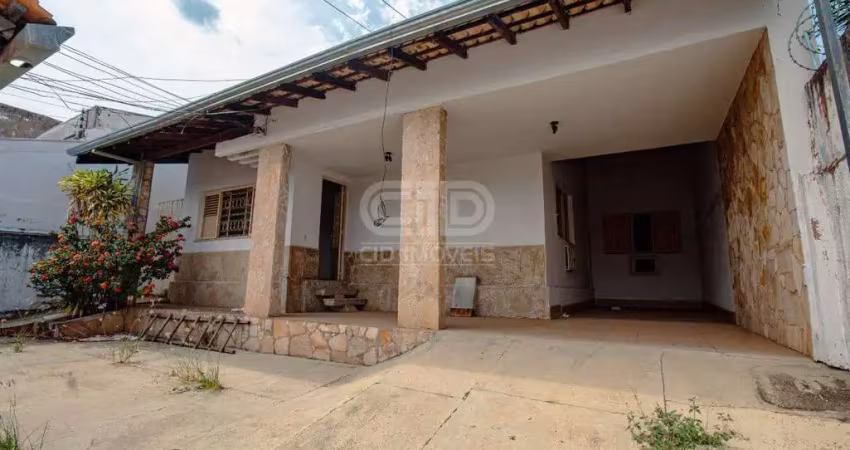 Casa com três quartos e salas comerciais no bairro Jardim Cuiabá