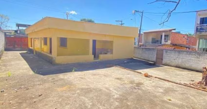 Bela casa com quintal em Chácara Arcampo