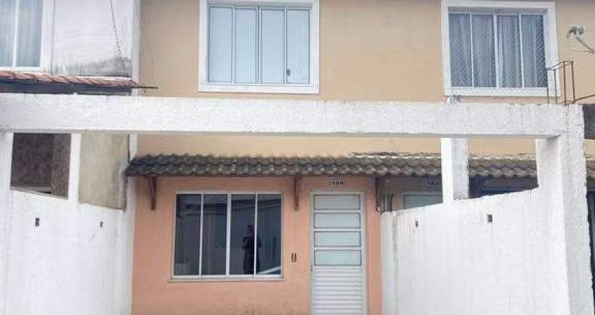 Linda casa duplex em condomínio familiar.