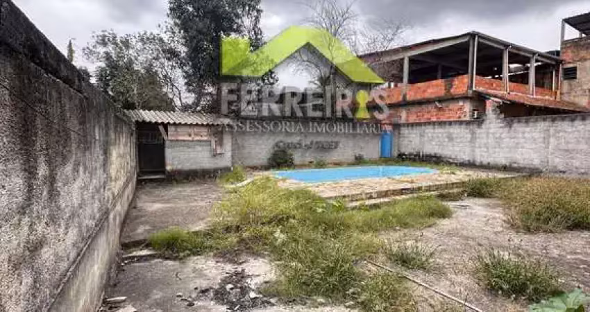 Casa linear grande, com quintal e piscina próximo ao posto de saúde