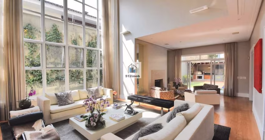 CASA EM RUA FECHADA - 546 m2 de terreno com 500 m2 de área construída