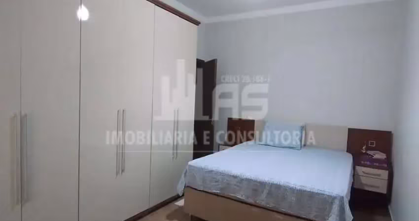 Casa com parte comercial com 3 quartos e 2 banheiros.