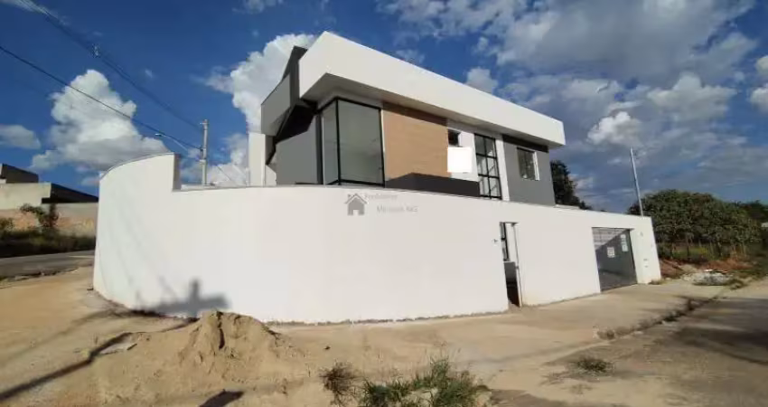 Linda casa de 03 quartos no bairro tiradentes em betim