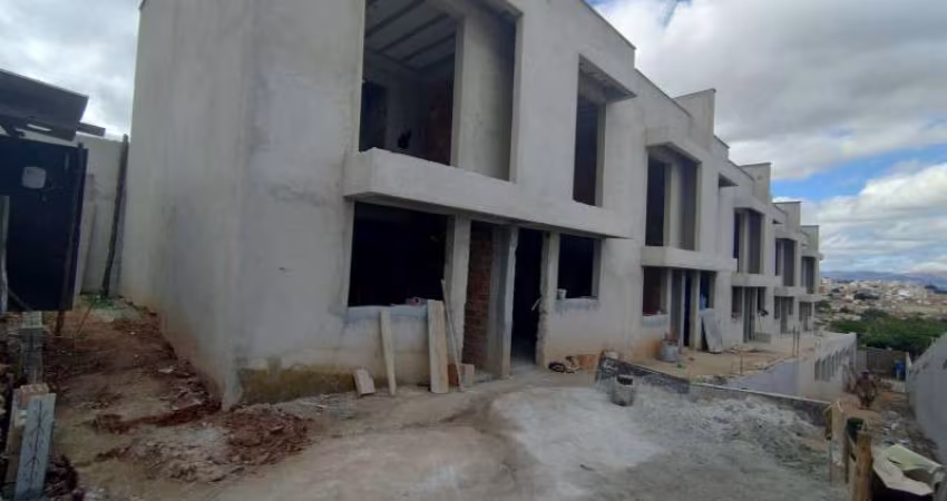 EXCELENTE CASA GEMINADA DUPLEX EM BETIM
