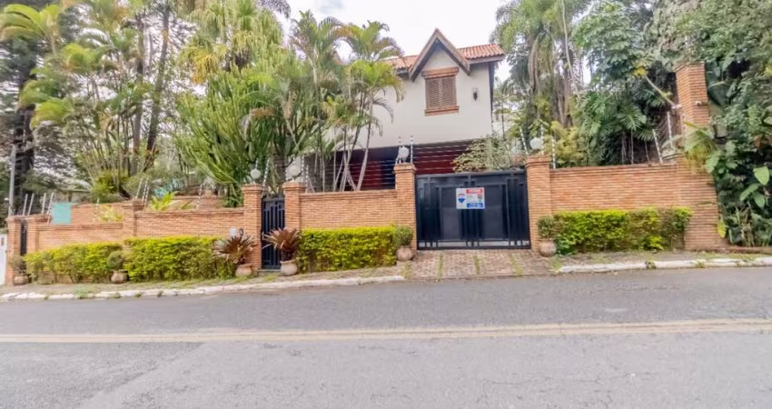 Elegante casa tipo para venda com 4 quartos, sendo 2 suítes, 425m²
