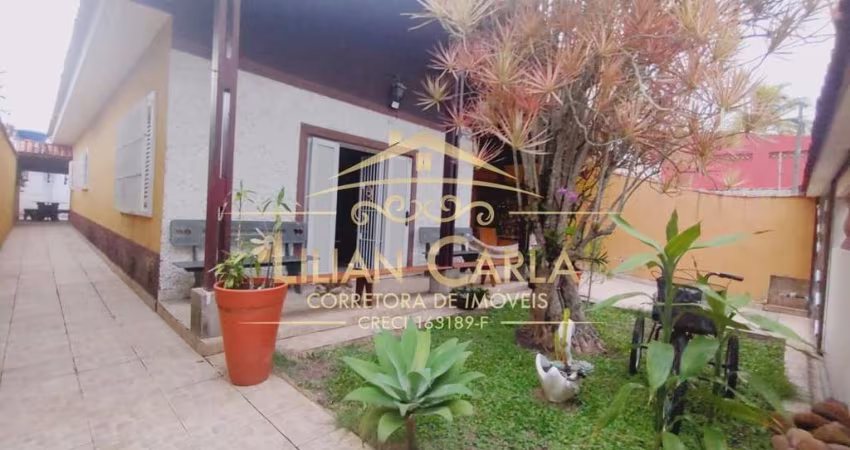 Casa de Praia à Venda em Mongaguá com 2 dorm, 1 suíte, 2 vagas de garagem por APENAS R$ 460 mil