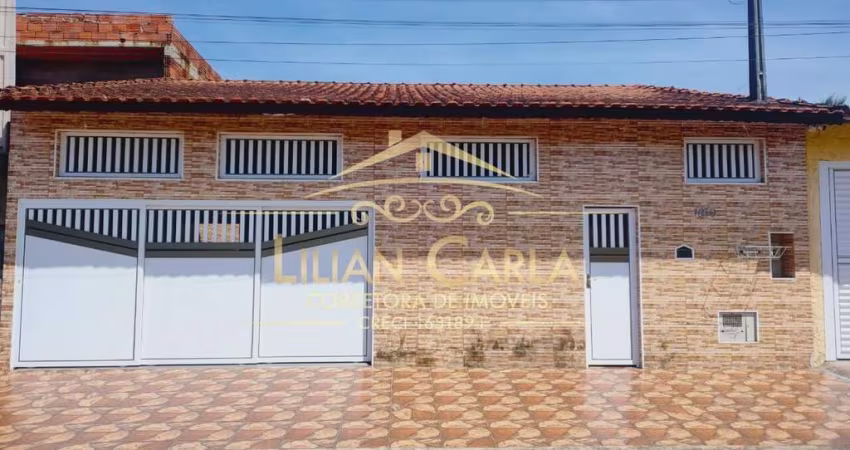 Casa ampla à venda em Mongaguá com 2 dorm, 2 banheiros, 4 vagas de garagem por R$ 550 mil!!