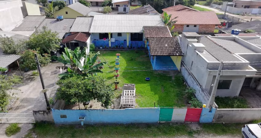 Casa com Amplo terreno para Venda no Balneário RECANTO DO FAROL, localizado na cidade de Itapoá / SC.