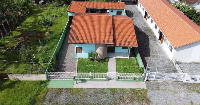 Casa com 3 Quartos, Amplo Terreno, Piscina e Edícula, para Venda no bairro ITAPOÁ ANEXO B1, localizado na cidade de Itapoá/SC