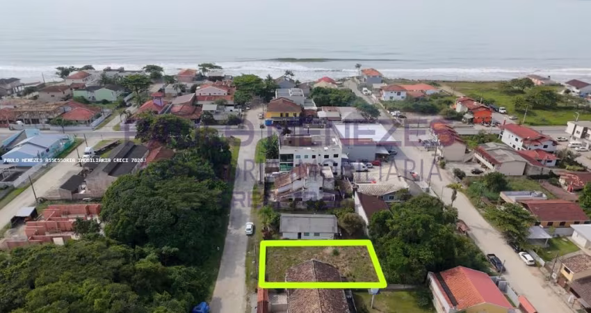Terreno Murado na Quadra do aslfalto, Apenas 200 mts da praia! Balneário ITAPOÁ , região Central da cidade de Itapoá/SC.