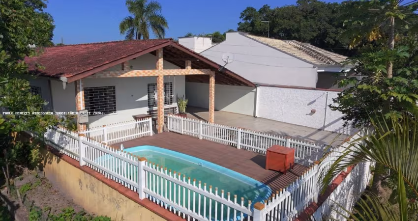 Casa Ampla, Estrutura Sólida e Muito Bem Localizada 400 mts da praia no Balneário Cambiju Região Central de Itapoá.