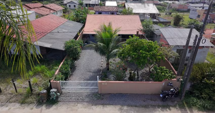 Casa Espaçosa com Amplo Terreno para Venda no balneário PRAIA DOS VELEIROS, localizado na cidade de Itapoá/SC.