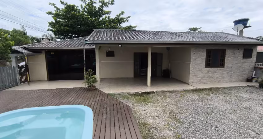 Casa de esquina com piscina para venda no balneário santa clara, itapoá / sc.