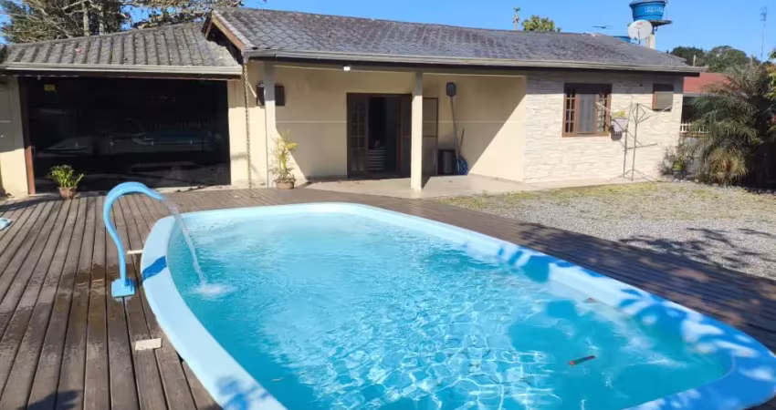 Casa de esquina com piscina para venda no balneário santa clara, itapoá / sc.
