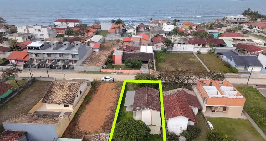 Casa com amplo terreno a apenas 150 mts da praia no balneário brasília, localizado na cidade de itapoá/sc.