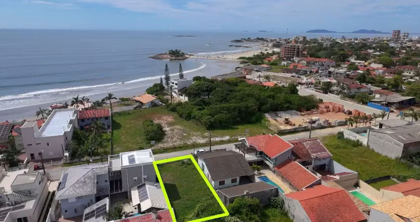 Terreno com incrível localização para venda no balneário brasília, localizado no centro de itapoá / sc, próximo a terceira pedra de itapoá.