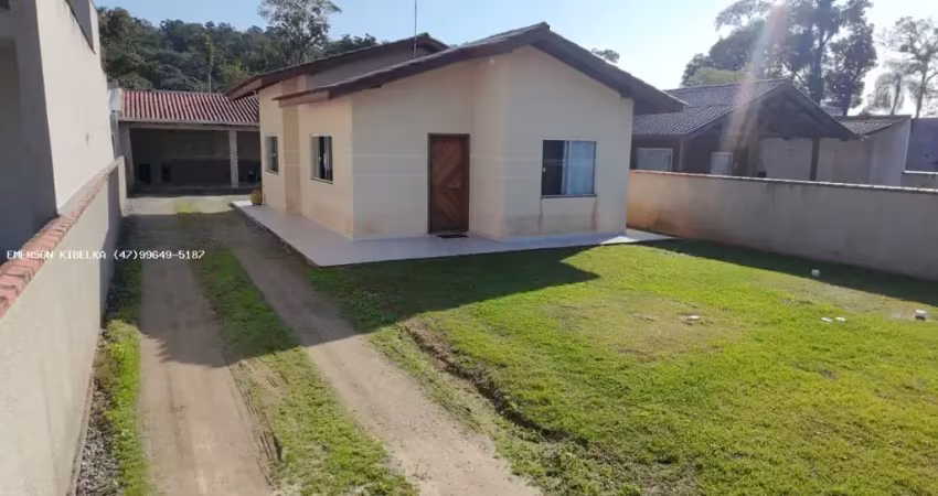 Casa espaçosa com edícula para venda no balneário princesa do mar, localizado na cidade de itapoá / sc.