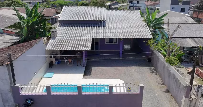Casa com piscina para venda no bairro itapema do norte gleba ii, localizado no centro da cidade de itapoá / sc.