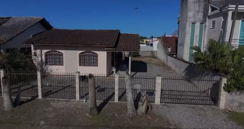 Casa com amplo terreno para venda no bairro barra do saí, localizado na cidade de itapoá / sc.