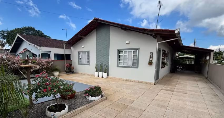 Casa de esquina totalmente mobiliada para venda no balneário brasília, localizado na cidade de itapoá / sc.
