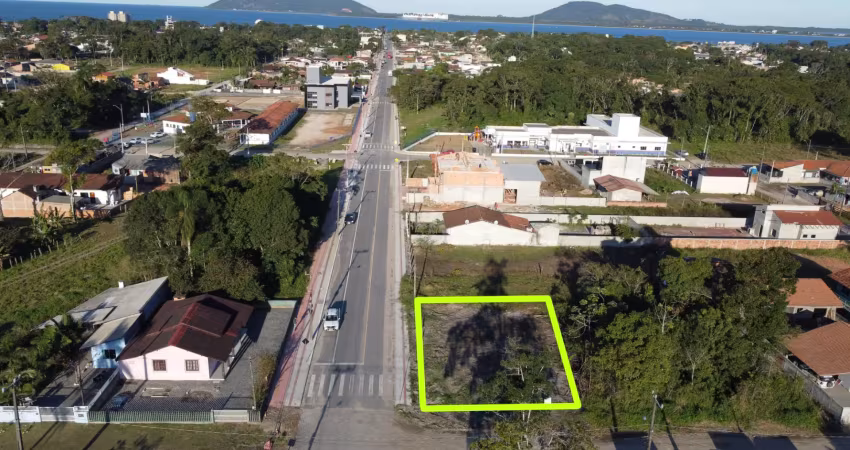 Terreno limpo de esquina em frente ao asfalto no balneário brandalize, localizado na cidade de itapoá / sc.