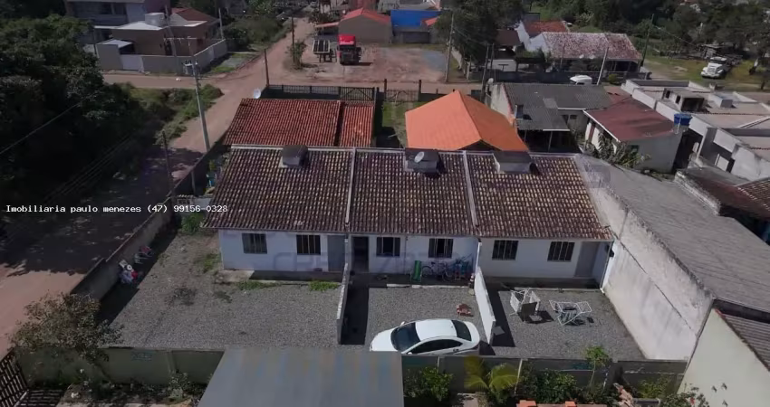 Imóvel com 3 casas prontas para morar ou alugar, a 650 metros da praia balneário recanto do farol, itapoá-sc.