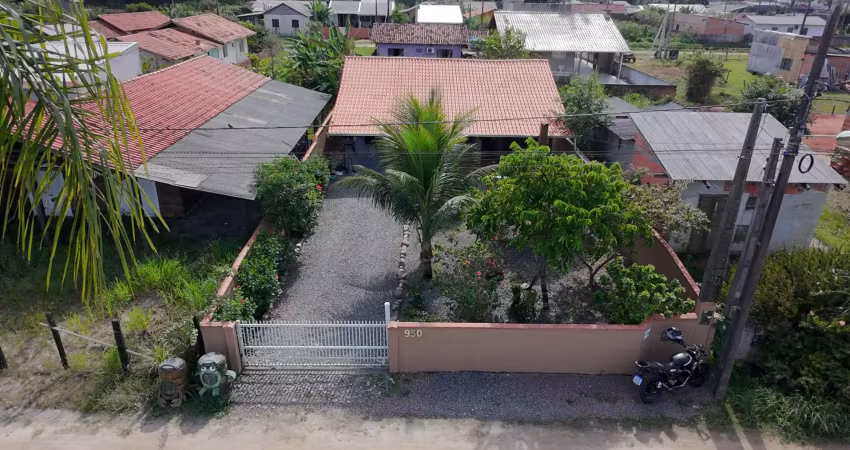Casa espaçosa com amplo terreno para venda no balneário praia dos veleiros, localizado na cidade de itapoá/sc.
